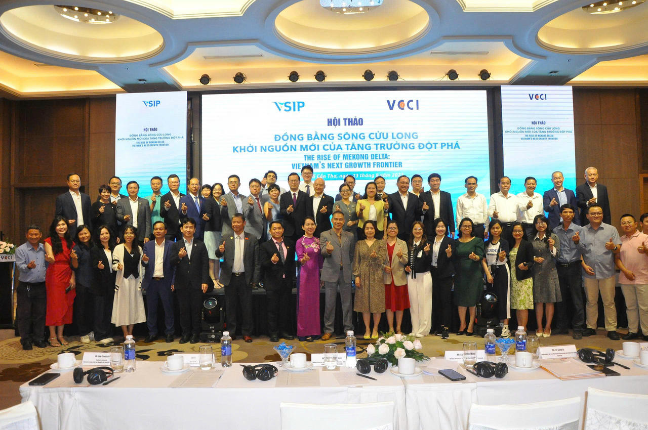 Đại biểu chụp hình lưu niệm tại Hội thảo.