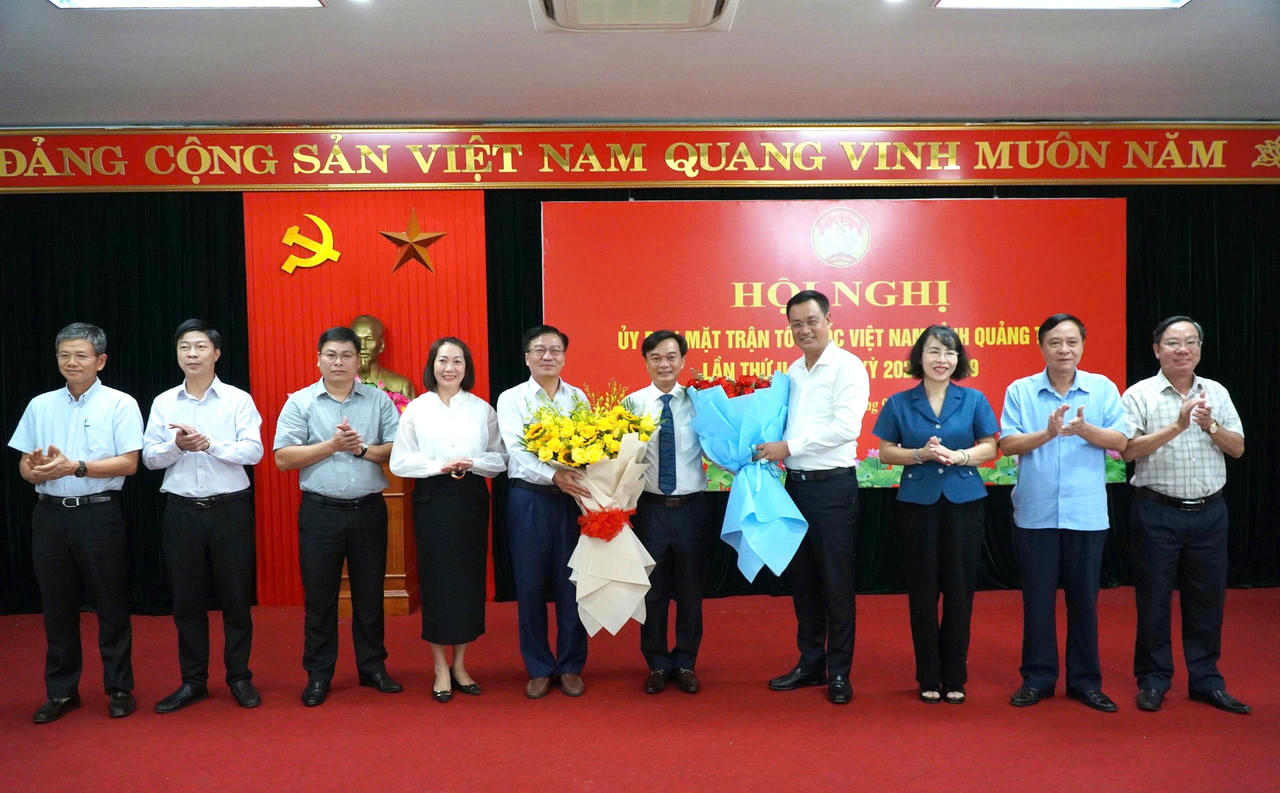 Bí thư Tỉnh ủy Lê Ngọc Quang cùng Ban Thường trực Ủy ban MTTQ Việt Nam tỉnh tặng hoa chúc mừng ông Nguyễn Chiến Thắng.