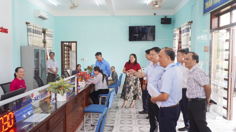 Phó Chủ tịch Thường trực UBND TP Huế Nguyễn Thanh Bình kiểm tra hoạt động tại TTPVHCC phường Phong Quảng.