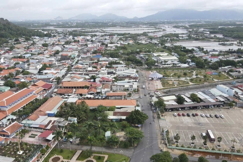 Nhà lớn Long Sơn và một góc xã Long Sơn nhìn từ trên cao.