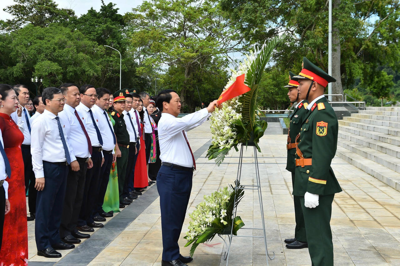 Ông Hầu A Lềnh, Bí thư tỉnh Tuyên Quang chỉnh vòng hoa trước Tượng đài Bác Hồ ở Tân Trào. (Ảnh: Lê Hanh)