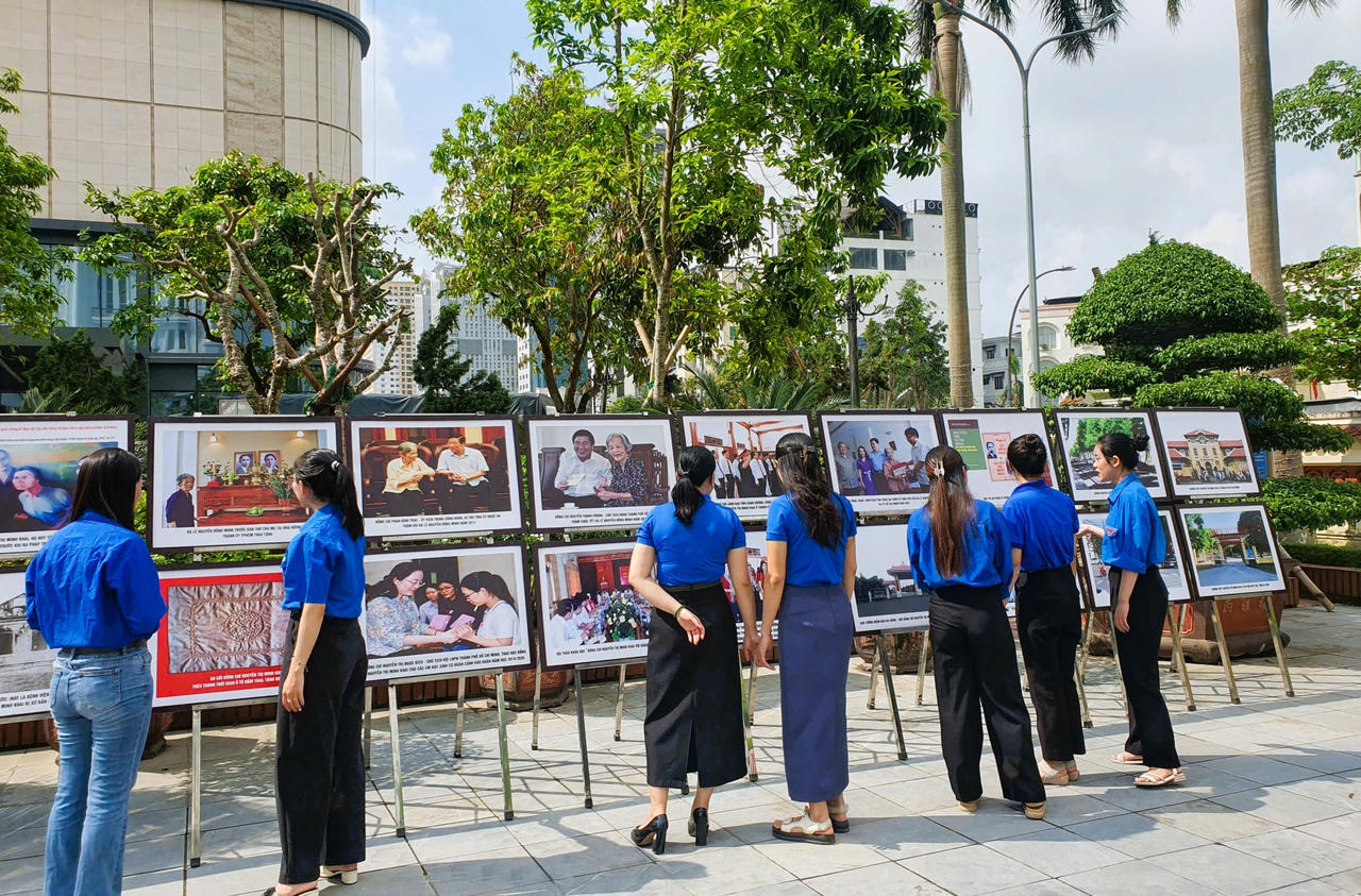 Với hơn 100 hình ảnh và tư liệu quý, Trưng bày mang đến một cái nhìn toàn diện, sâu sắc về cuộc đời đồng chí Nguyễn Thị Minh Khai. Ảnh: Công Nam