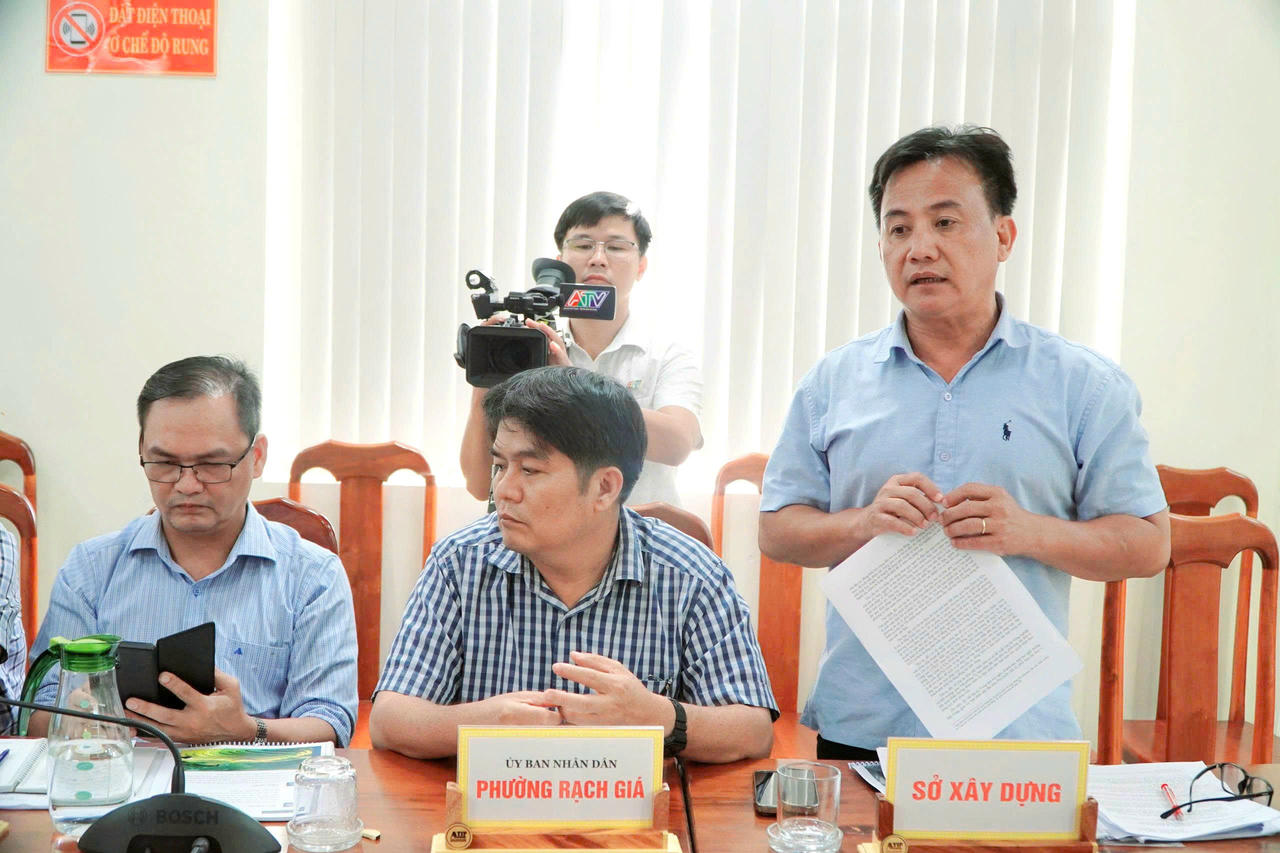 Ông Lưu Hoàng Tín - Phó phòng Quy hoạch và phát
triển đô thị, Sở Xây dựng tỉnh An Giang phát biểu tại buổi làm việc.