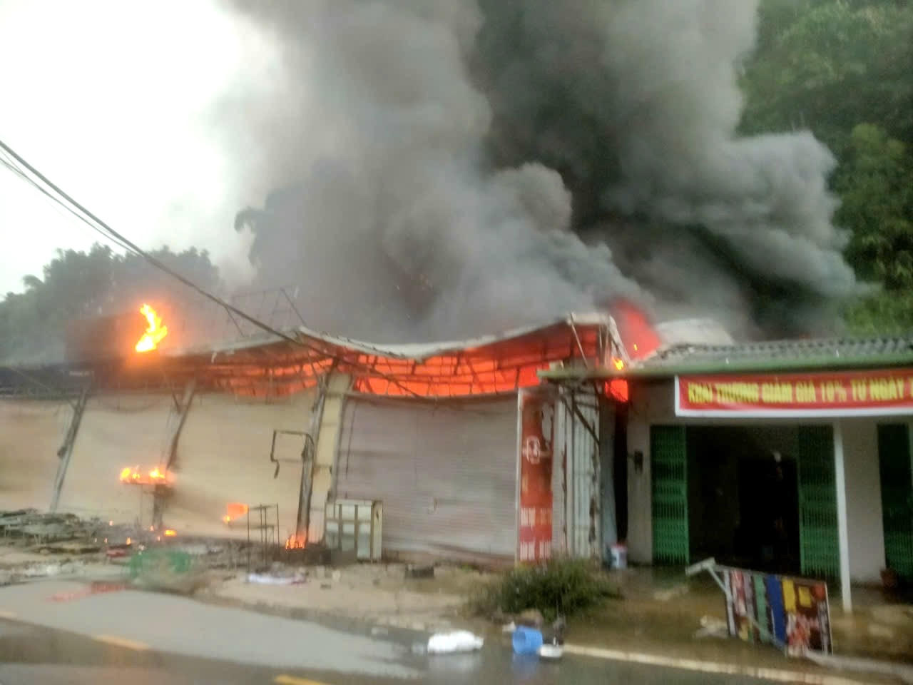 Nhà may Thanh Phượng của chị Vàng Thị Hợp (trú tại bản Cang, xã Khổng Lào); Trung tâm mua sắm nội thất Trường Thọ của ông Lưu Trường Thọ (trú tại thôn Tây Nguyên, xã Phong Thổ) bị thiêu cháy hoàn toàn và nhà ở của chị Trần Thị Khánh (trú tại thôn Tây Nguyên, xã Phong Thổ, tạm trú tại bản Khổng Lào) bị thiệt hại một phần.