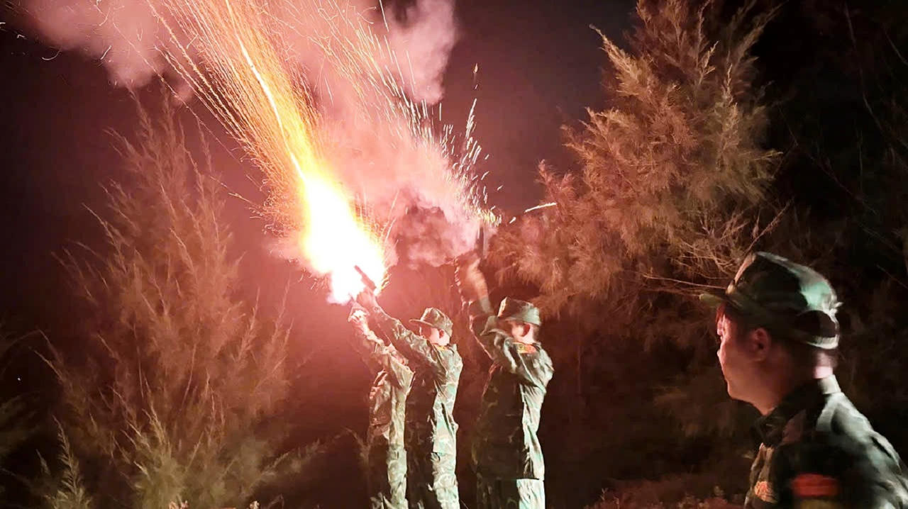 Bộ đội biên phòng TP.Đà Nẵng bắn pháo hiệu cảnh báo, kêu gọi tàu thuyền tránh trú bão số 5 trước đó.