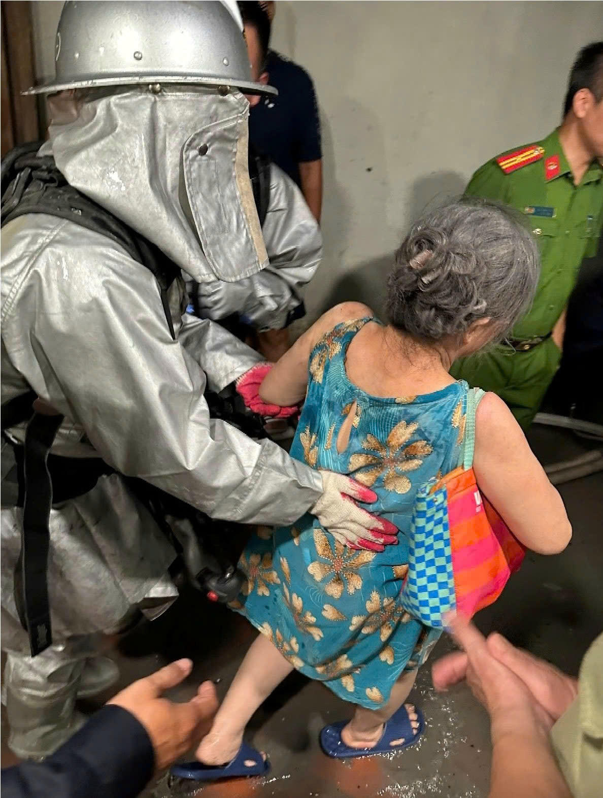 Lực lượng Cảnh sát PCCC và CNCH  hướng dẫn người dân thoát nạn (Ảnh: CAHN)