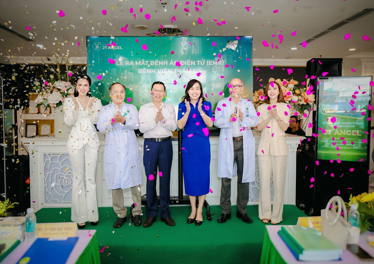 Bà Nhã Lê – CEO Bệnh viện Thẩm mỹ JT ANGEL chia sẻ: “Chúng tôi cam kết đồng hành cùng chiến lược chuyển đổi số y tế Quốc gia, lấy bệnh nhân làm trung tâm, nâng cao chất lượng điều trị và dịch vụ. Việc triển khai Bệnh án điện tử không chỉ đáp ứng quy định của Bộ Y tế mà còn là bước đột phá trong định hướng xây dựng bệnh viện thông minh, hiện đại.”