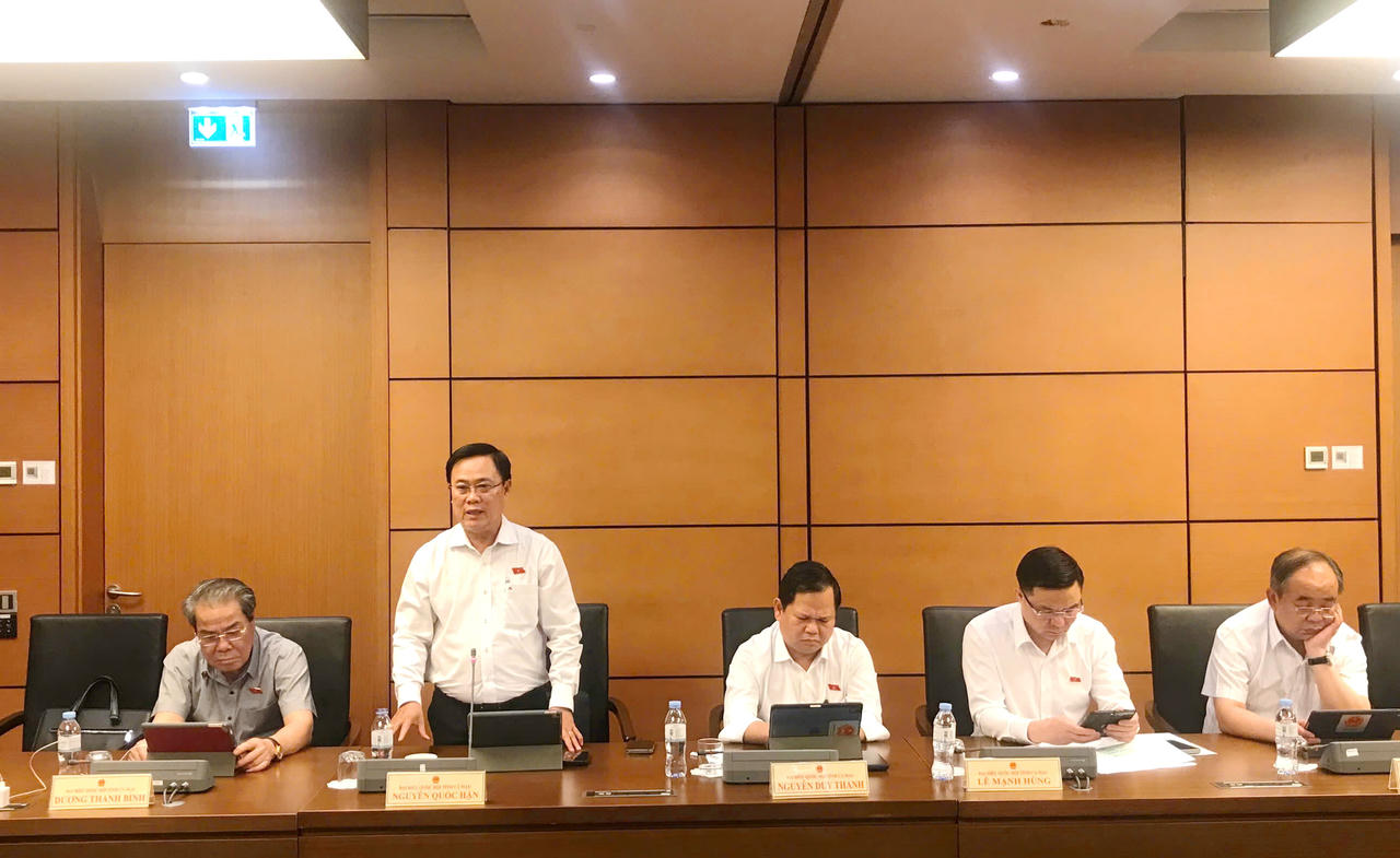   Ông Nguyễn Quốc Hận, phát biểu tại tổ thảo luận số 17, Kỳ họp thứ 9, Quốc hội khóa XV (chiều 21/5), đã đóng góp ý kiến về chủ trương đầu tư Dự án cao tốc Quy Nhơn – Pleiku và việc điều chỉnh chủ trương đầu tư Dự án cao tốc Biên Hòa – Vũng Tàu giai đoạn 1.  