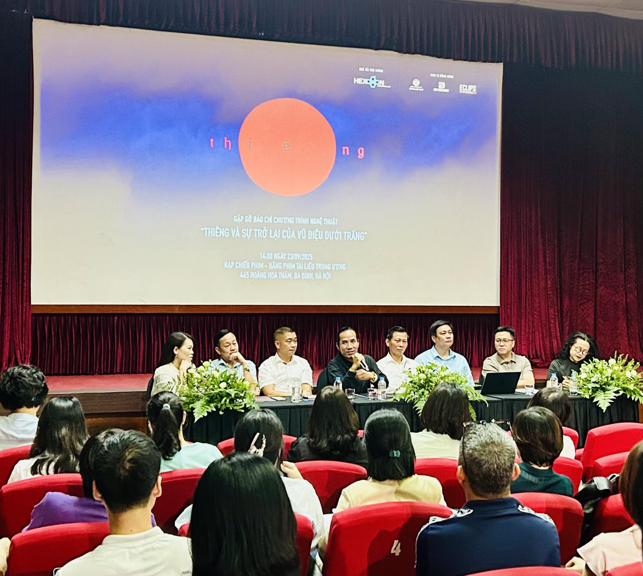 BTC giới thiệu về chương trình nghệ thuật “Thiêng” và “Vũ điệu dưới trăng”. Ảnh: Bảo Châu.