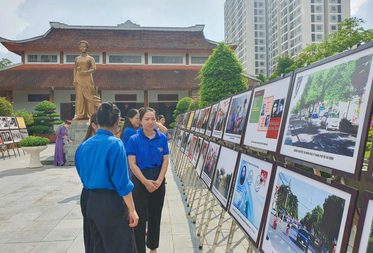 Đây là dịp quan trọng để giáo dục và nhắc nhở thế hệ trẻ về lòng yêu nước và không ngừng phấn đấu vì sự nghiệp xây dựng và bảo vệ Tổ quốc. Ảnh: Công Nam