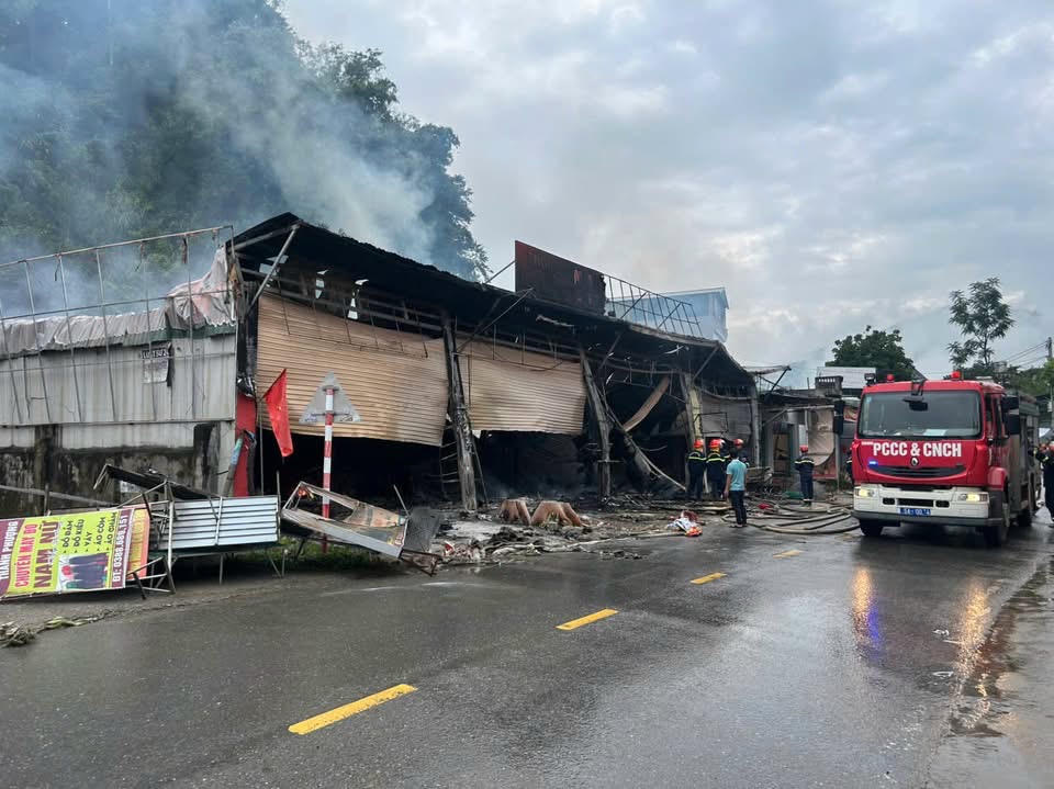 Lực lượng chức năng đang điều tra làm rõ nguyên nhân vụ cháy.