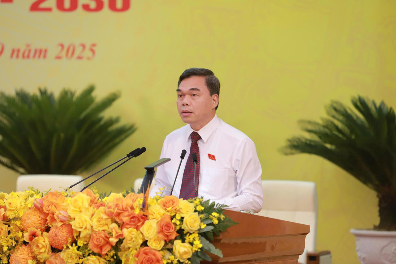 Ông Ma Thế Hồng, Phó Bí thư tỉnh Tuyên Quang trình bày Tờ trình số 22-TTr/TU tại phiên trù bị. (Ảnh: Lê Hanh)