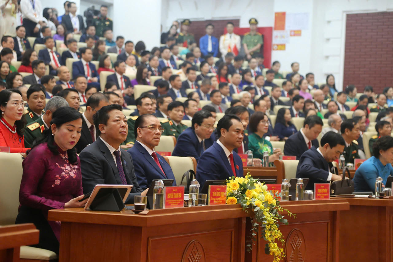 Nguyên Tổng Bí thư Nông Đức Mạnh dự Đại hội.