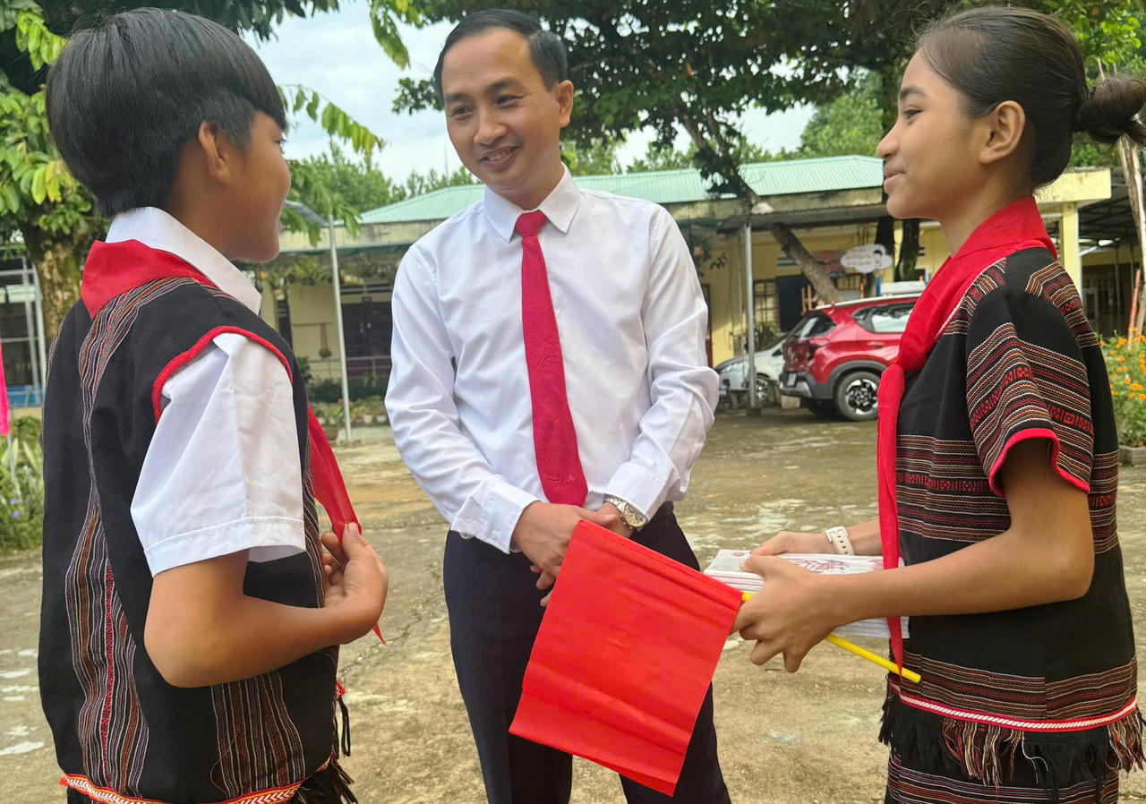 Bí thư Đảng ủy xã Trà Tân Nguyễn Hồng Lai thăm hỏi, trò chuyện cùng các em học sinh trên địa bàn xã.