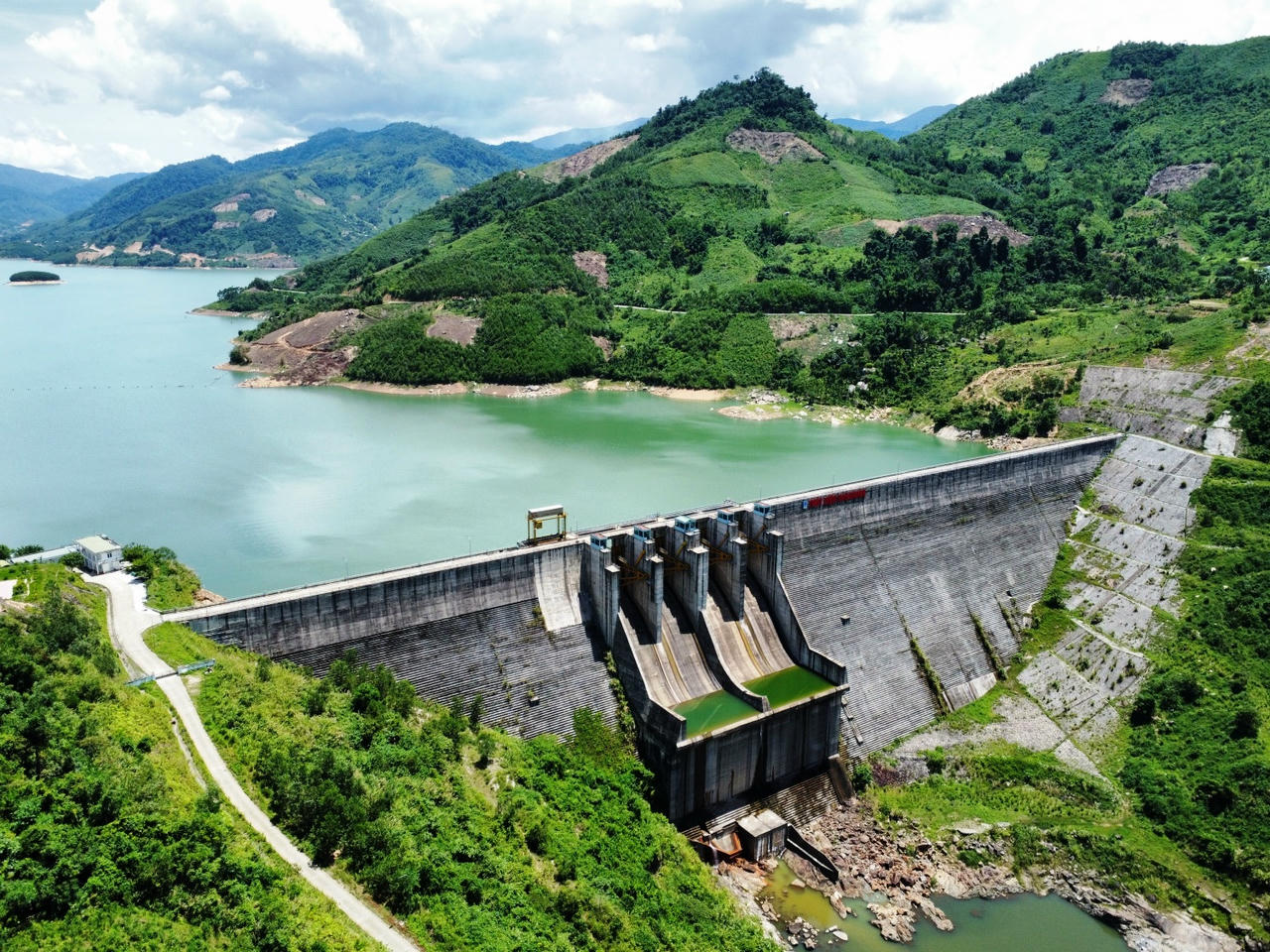 Dự án thuỷ điện Đakđrinh, với công suất lắp máy 125 MW, nằm trên địa bàn các xã Măng Bút, Sơn Tây Thượng và Sơn Tây.