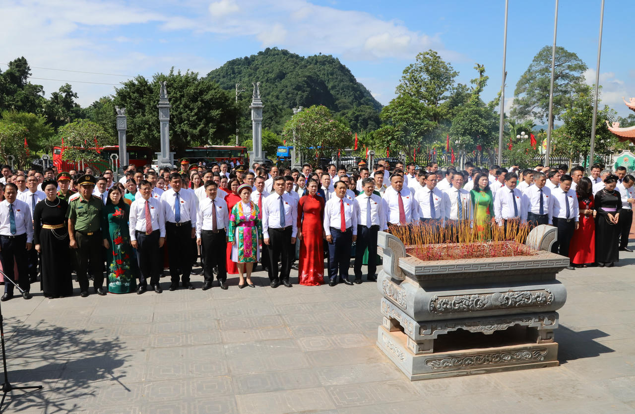 Đoàn đại biểu dự Đại hội Đảng bộ tỉnh lần thứ I dâng hương tại Nhà tưởng niệm Chủ tịch Hồ Chí Minh và các vị tiền bối cách mạng. (Ảnh: Lê Hanh)