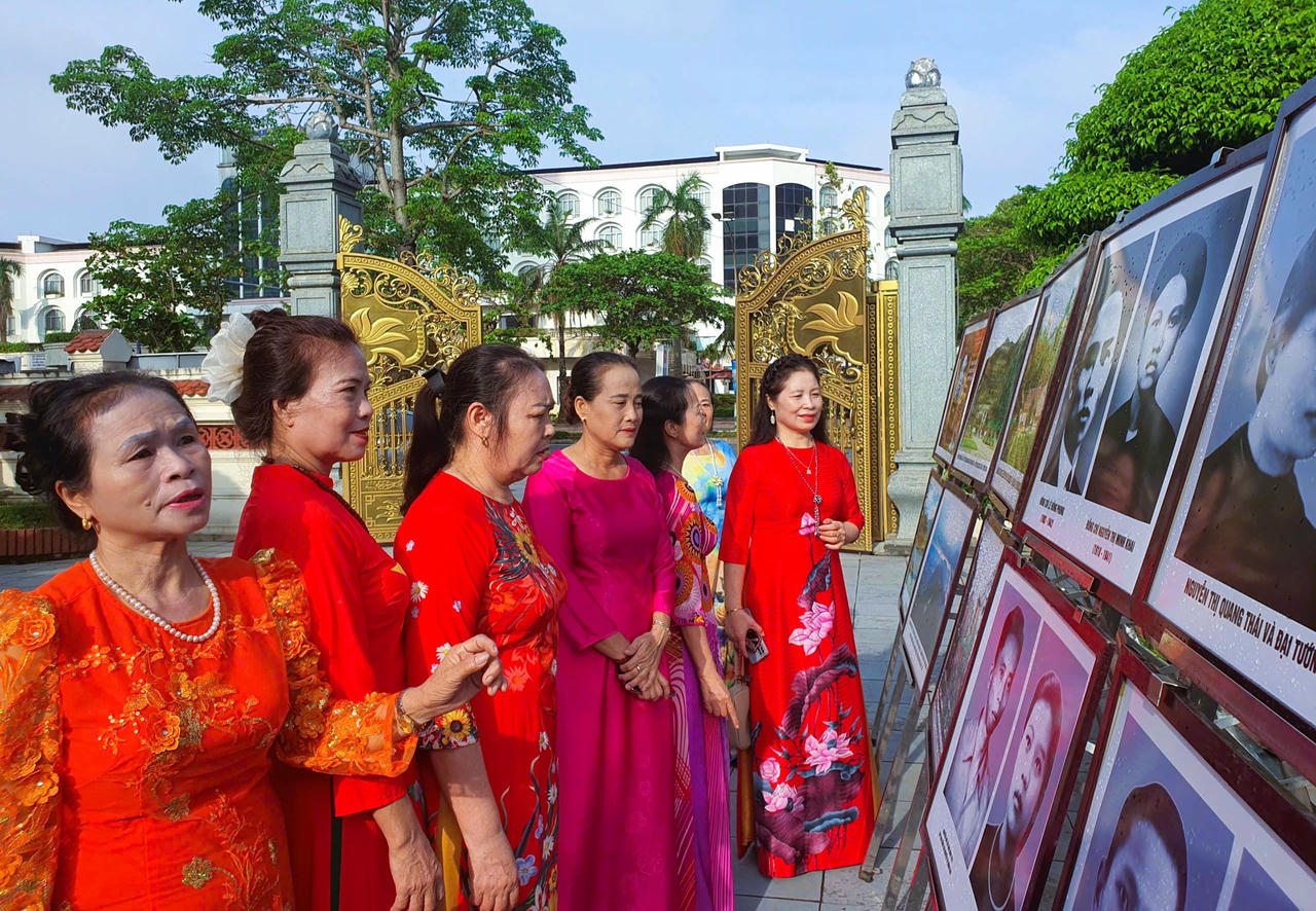 Sự kiện thu hút rất đông người dân đến tham quan. Ảnh: Công Nam