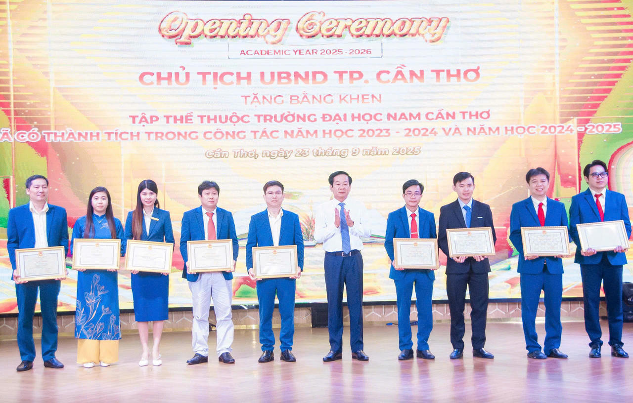 Ông Đỗ Thanh Bình - Bí thư Thành ủy Cần Thơ trao Bằng khen của Chủ tịch UBND TP Cần Thơ cho các tập thể, cá nhân của Trường có thành tích xuất sắc.