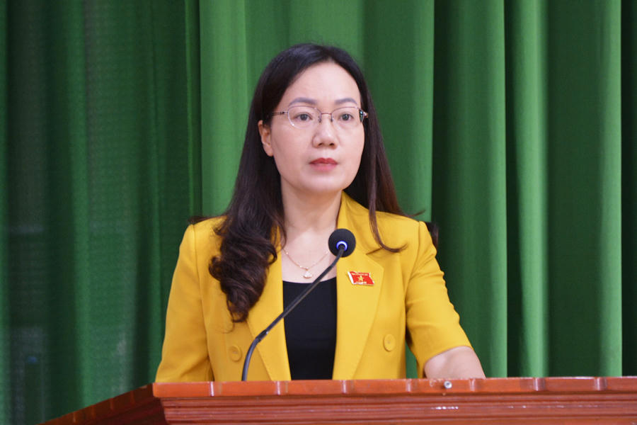 Bà Đỗ Thị Việt Hà, Phó Giám đốc Sở Tư pháp, thông tin đến cử tri xã Mỹ Thái về dự kiến nội dung, chương trình kỳ họp thứ 10, Quốc hội khóa XV.