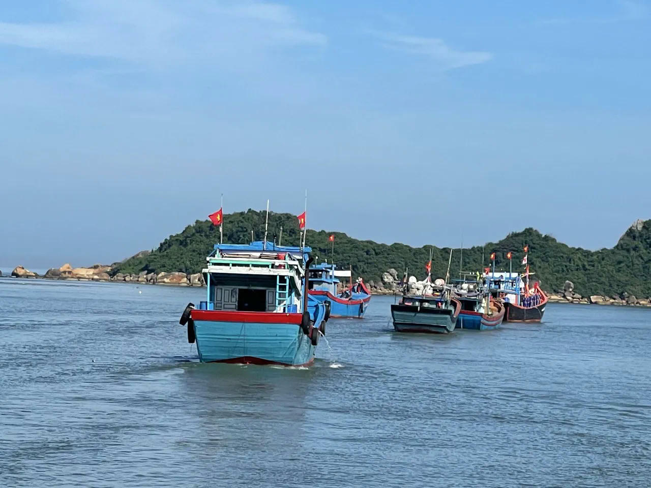 Quảng Ngãi còn 553 tàu cá với hơn 5.000 lao động đang hoạt động trên các vùng biển.