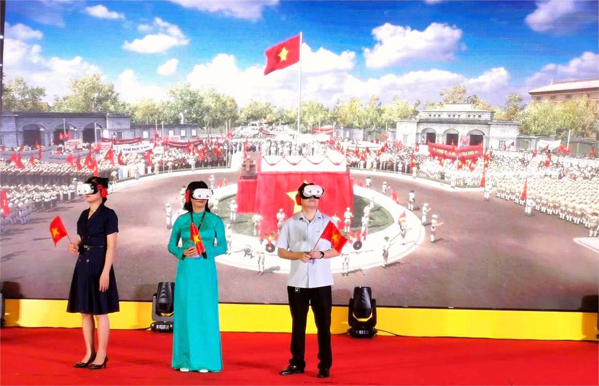 Triển lãm kết hợp ứng dụng công nghệ hiện đại, mang đến Không gian trải nghiệm thực tế ảo do Đài Tiếng nói Việt Nam phối hợp triển khai, kết hợp VR và AI để tái hiện những khoảnh khắc lịch sử một cách chân thực, giàu cảm xúc