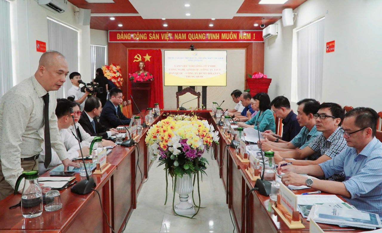                  Quang cảnh buổi làm việc.