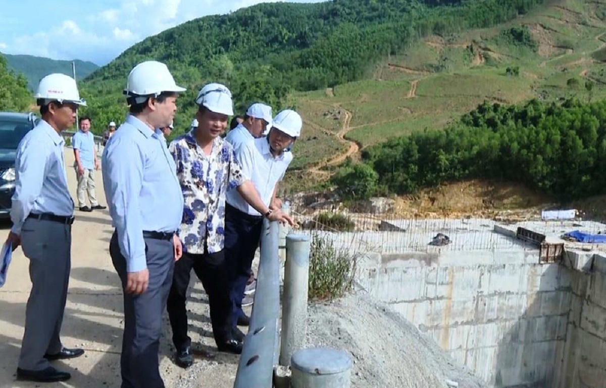Phó Chủ tịch UBND tỉnh Quảng Ngãi Trần Phước Hiền trao đổi với chủ đầu tư và các, ngành liên quan trong 1 lần đi kiểm tra hiện trường dự án thuỷ điện.