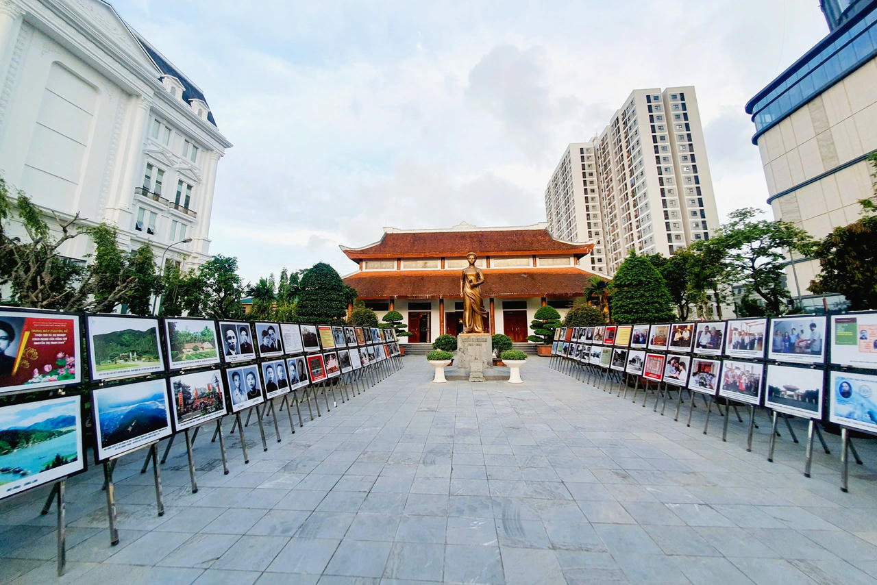 Quang cảnh trưng bày hình ảnh, tư liệu lịch sử về đồng chí Nguyễn Thị Minh Khai. Ảnh: Công Nam