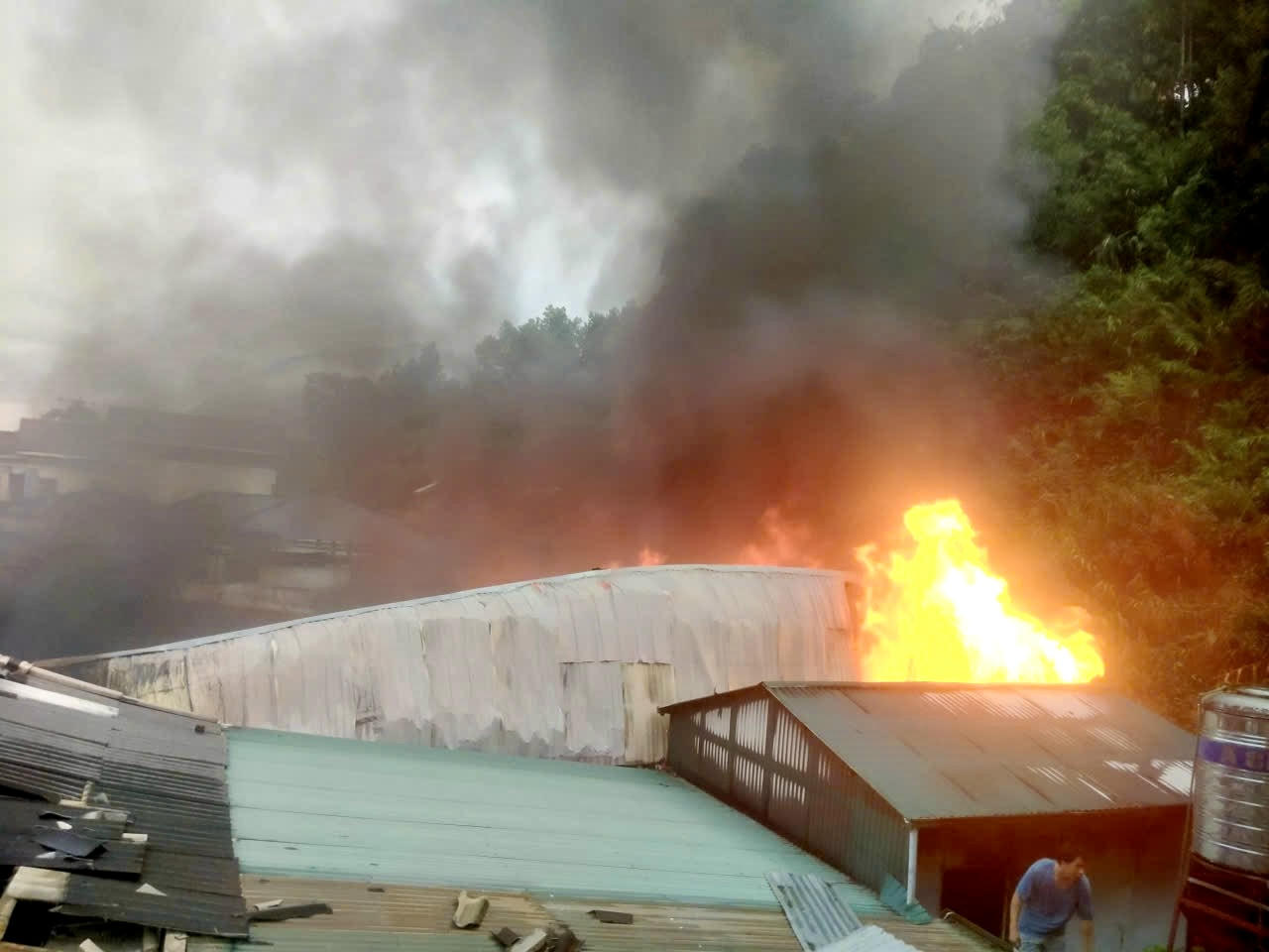 Ngay sau khi xảy ra vụ cháy, lực lượng chức năng đã kịp thời có mặt chỉ đạo, tham gia chữa cháy. 