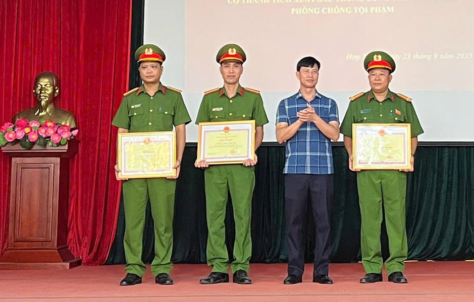 Lãnh đạo UBND xã Hợp Thịnh trao giấy khen cho cán bộ Công an xã có thành tích xuất sắc.