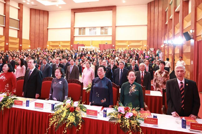 Các đại biểu tham dự tiến hành nghi thức Chào cờ. Ảnh: PV