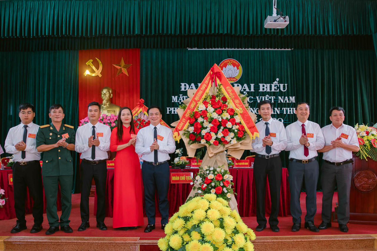 Bí thư phường Thiên Trường Đinh Hoàng Dũng và Chủ tịch phường Mai Hồng Diên tặng hoa chúc mừng Đại hội.