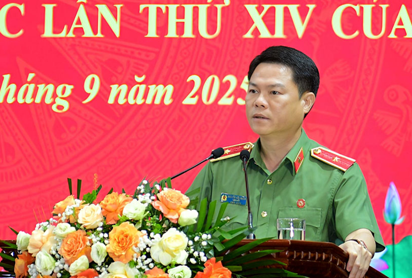 Thiếu tướng Nguyễn Hữu Mạnh - Giám đốc Công an tỉnh Ninh Bình phát biểu giao nhiệm vụ tại lễ ra quân.