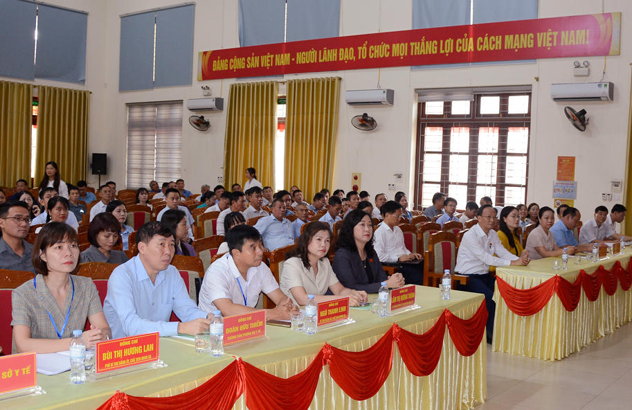 Quang cảnh buổi tiếp xúc cử tri.