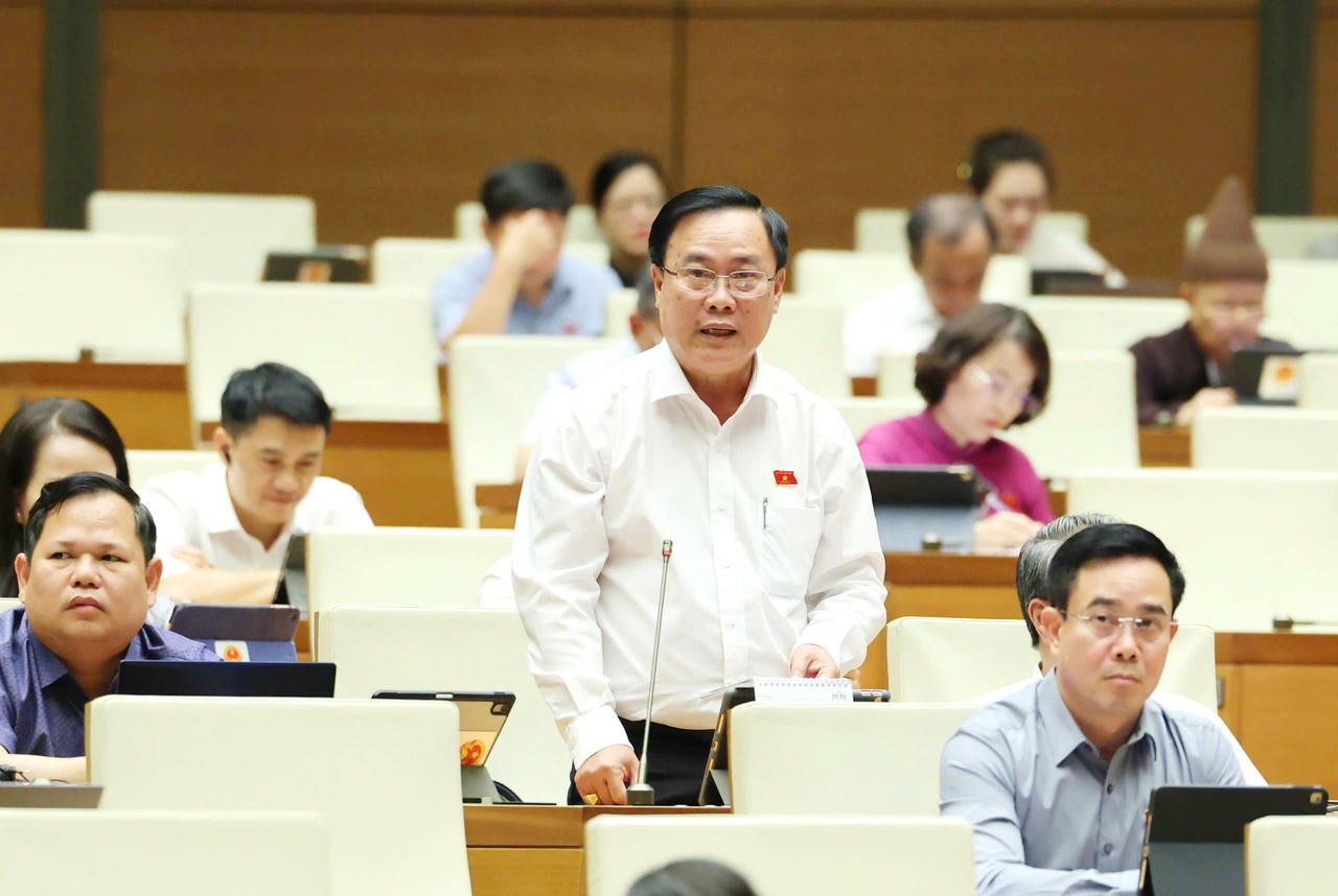   Ông Nguyễn Quốc Hận, phát biểu tại phiên thảo luận sáng 14/5, bày tỏ sự thống nhất cao với dự thảo Nghị quyết của Quốc hội về sửa đổi, bổ sung một số điều của Hiến pháp năm 2013, đồng thời đóng góp nhiều ý kiến sâu sắc đối với dự thảo Luật Tổ chức chính quyền địa phương (sửa đổi).  