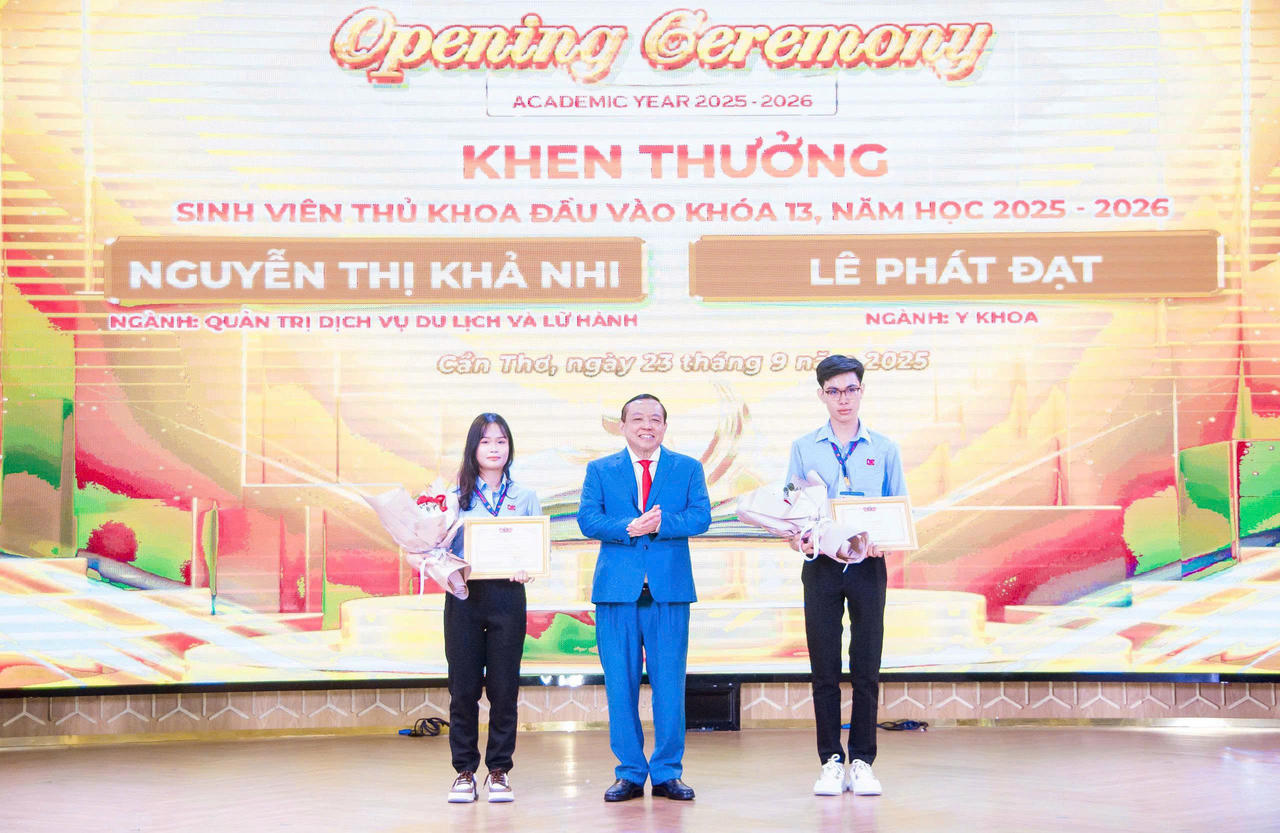 TS.LS Nguyễn Tiến Dũng - Chủ tịch Hội đồng Trường Đại học Nam Cần Thơ khen thưởng 2 thủ khoa đầu vào năm học mới.