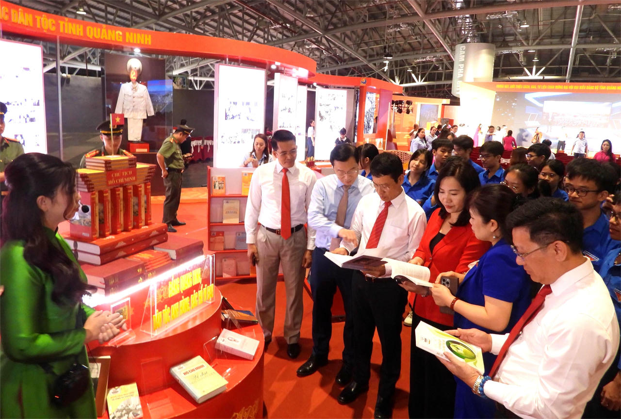 Các đại biểu tham quan, trải nghiệm tại sự kiện.