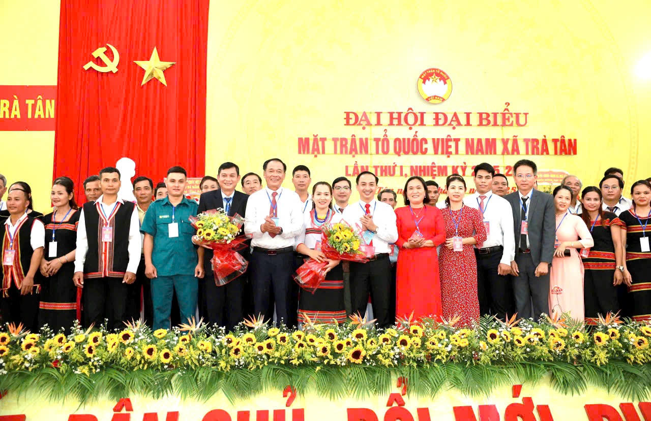 Lãnh đạo TP Đà Nẵng và xã Trà Tân tặng hoa chúc mừng các ủy viên MTTQ Việt Nam xã.