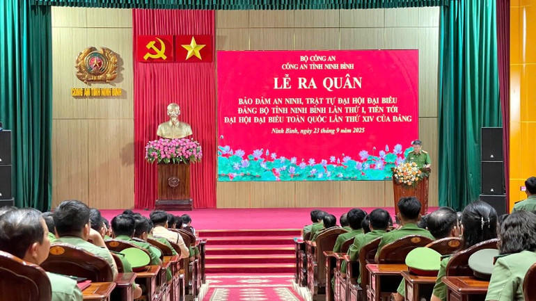 Quang cảnh lễ ra quân.