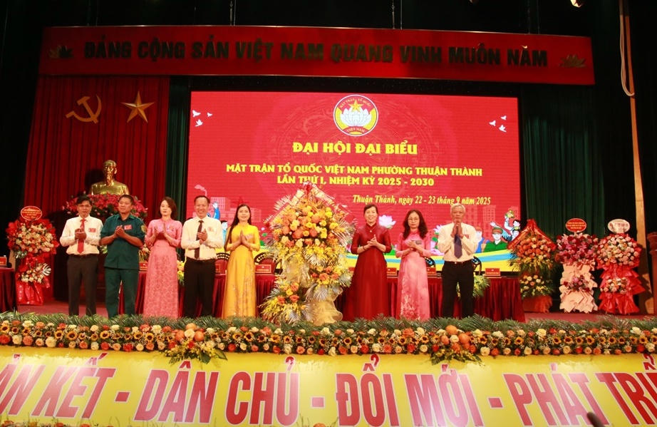 Bà Nguyễn Thị Hà, Chủ tịch Ủy ban MTTQ tỉnh Bắc Ninh tặng hoa chúc mừng Đại hội.