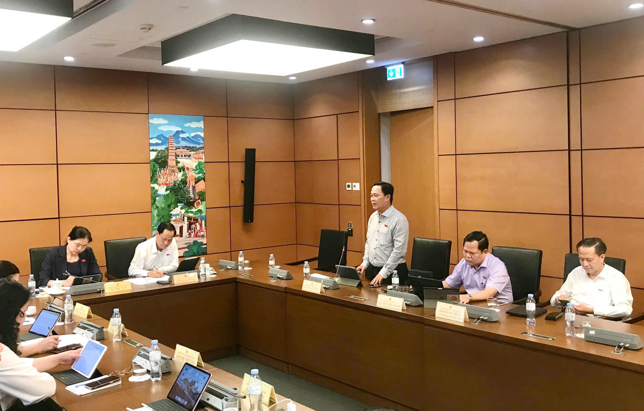   Trong khuôn khổ Kỳ họp thứ 9, Quốc hội khóa XV, tại phiên thảo luận Tổ 17 chiều 22/5, ông Nguyễn Quốc Hận, với tinh thần trách nhiệm cao, đã tham gia ý kiến về dự thảo Nghị quyết tiếp tục miễn thuế sử dụng đất nông nghiệp.  