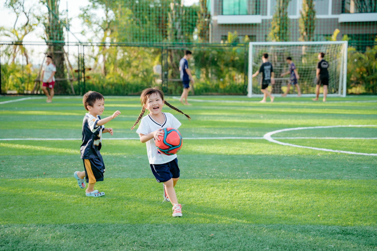 Trẻ vui chơi, vận động trong khuôn viên xanh của đại đô thị xanh lớn nhất Nghệ An