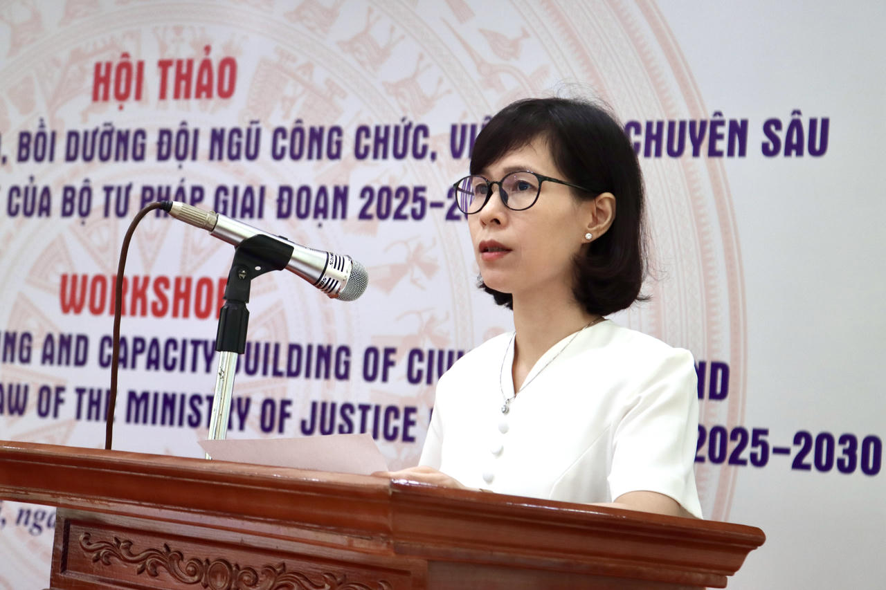 Bà Trần Thu Hường, Phó Vụ trưởng Vụ Tổ chức cán bộ phát biểu khai mạc.