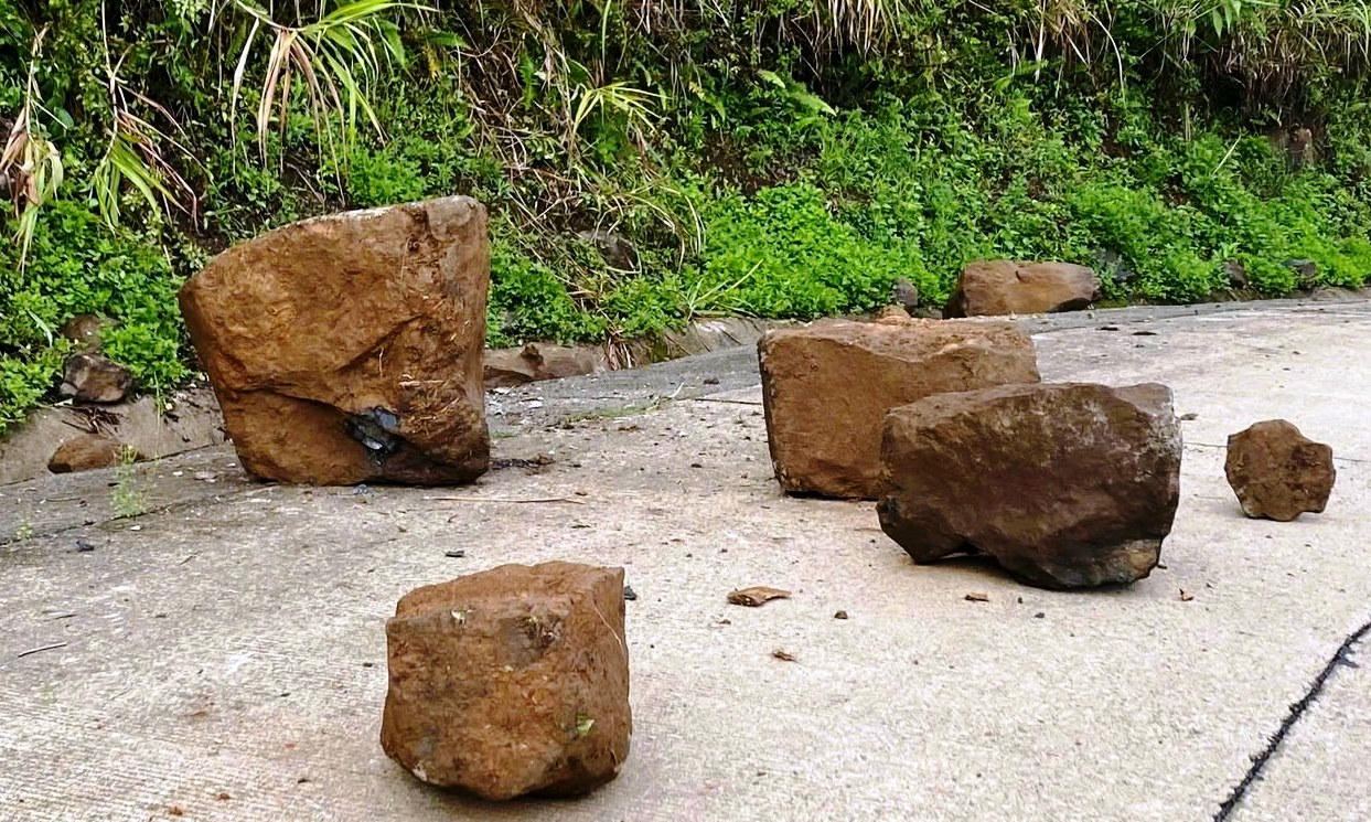 Hiểm họa sạt lở rình rập các tuyến đường miền núi Quảng Ngãi