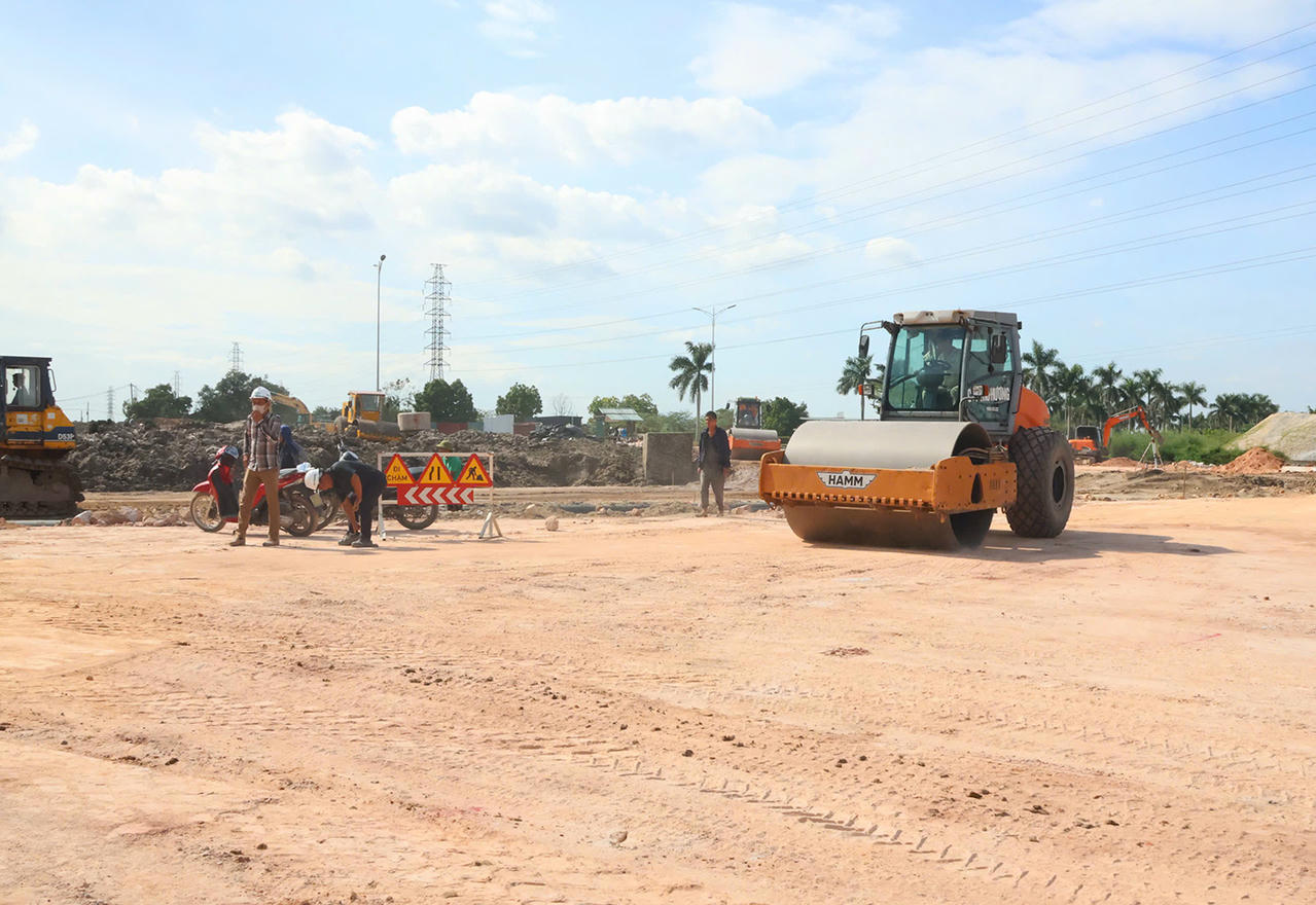 Công trường thi công ĐT.285B đoạn qua địa bàn xã Yên Trung