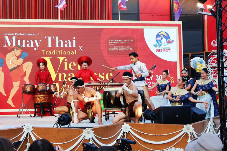 Một trong những tiết mục biểu diễn nghệ thuật tại Nhà Triển lãm (ảnh Cục HTQT).