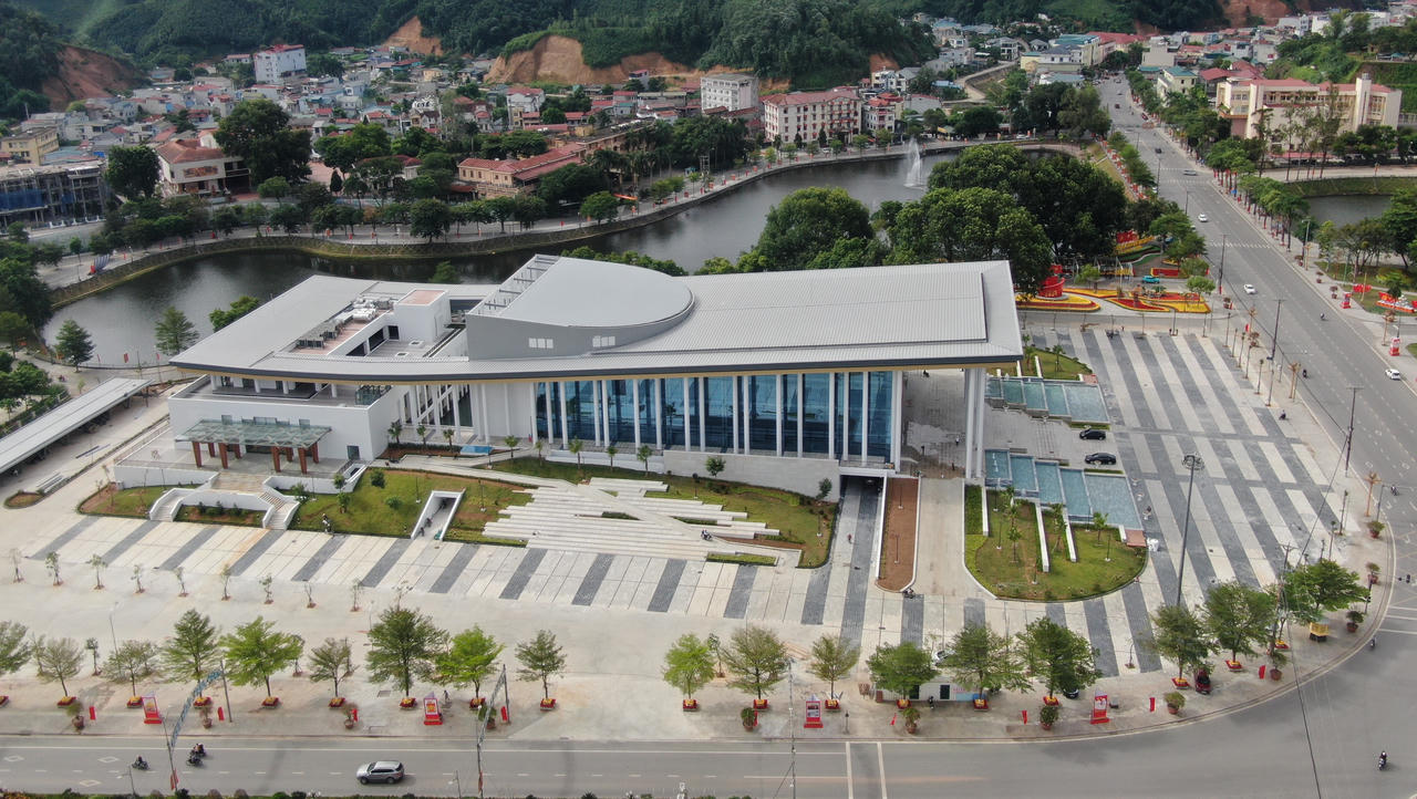   Công trình được khởi công ngày 26/12/2023 do liên danh Công ty cổ phần Đầu tư xây lắp bất động sản Lanmak, Công ty cổ phần Xây dựng thương mại và dịch vụ Sơn Tây và Công ty cổ phần Phòng trừ mối Việt Nam thi công.  