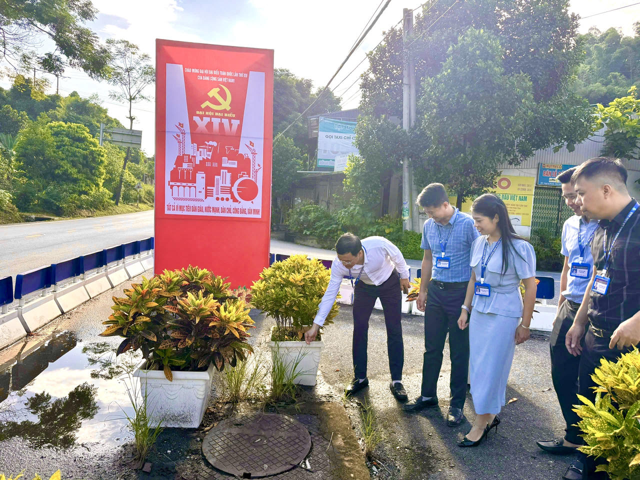 Ông Trần Thái Học - Chủ tịch UBND xã Cốc San kiểm tra nơi trang trí khánh tiết chào mừng Đại hội tỉnh.