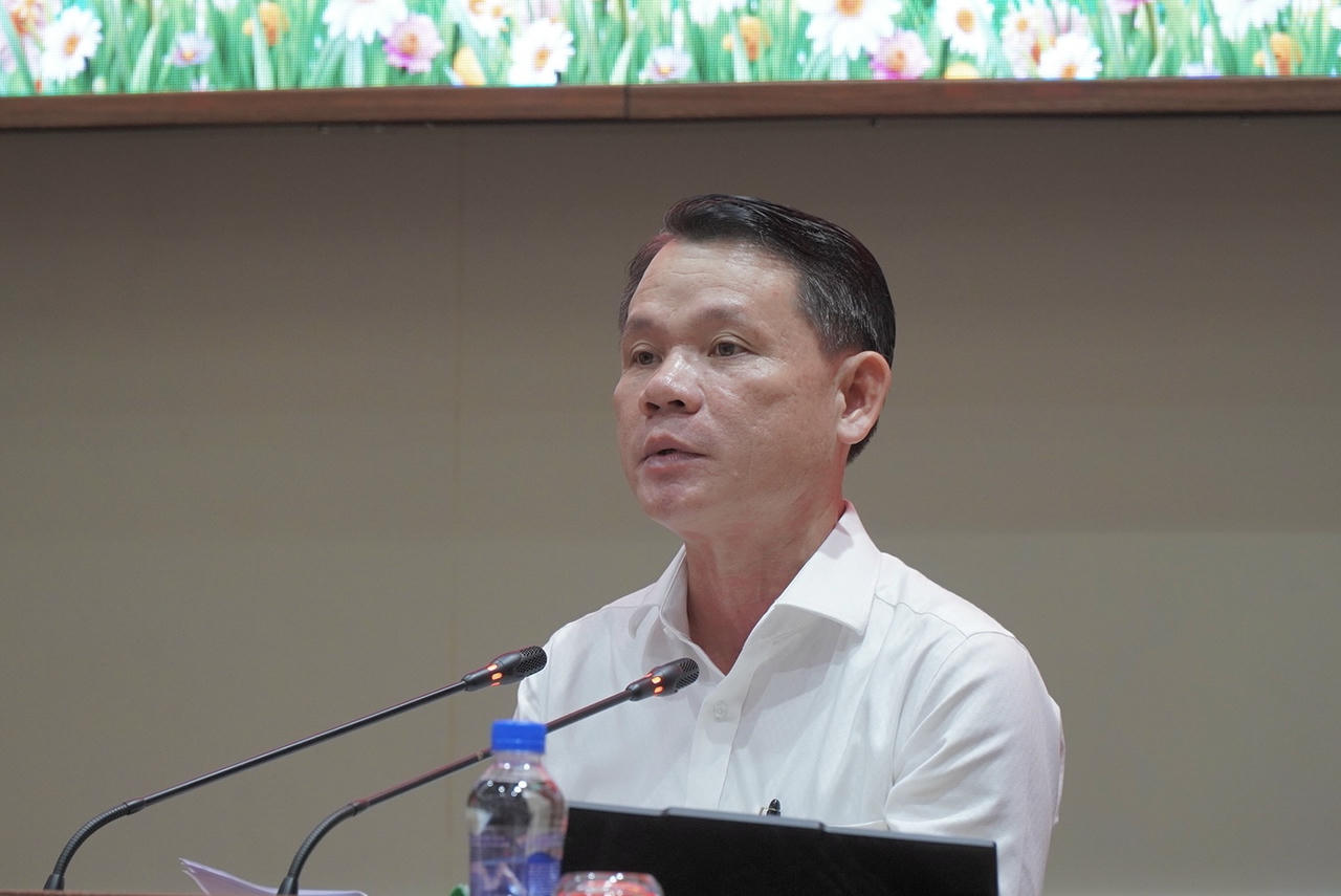 Phó Trưởng ban Tuyên giáo và Dân vận tỉnh uỷ Phạm Thế Vinh thông tin các nội dung chuẩn bị Đại hội. Ảnh: Kim Ngân