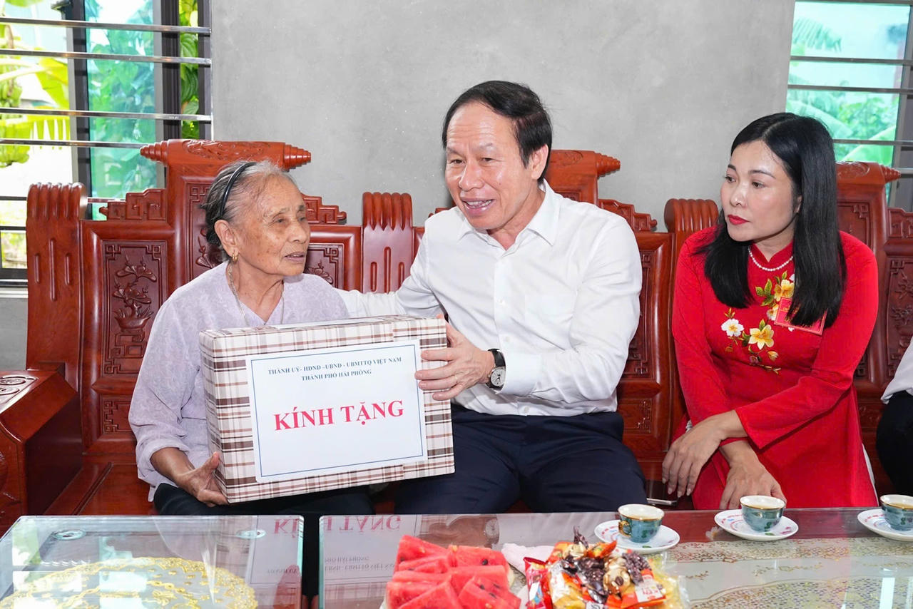 Bí thư Thành uỷ Hải Phòng Lê Tiến Châu thăm, tặng quà gia đình chính sách tại xã Thanh Hà.